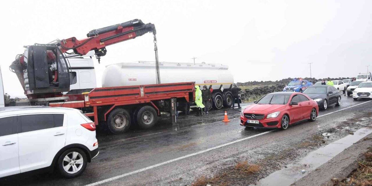 Akaryakıt yüklü tanker devrildi, uzun trafik kuyruğu oluştu