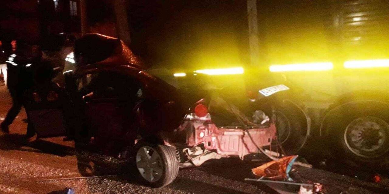 Otomobil, park halindeki tıra çarptı: 1 kişi öldü