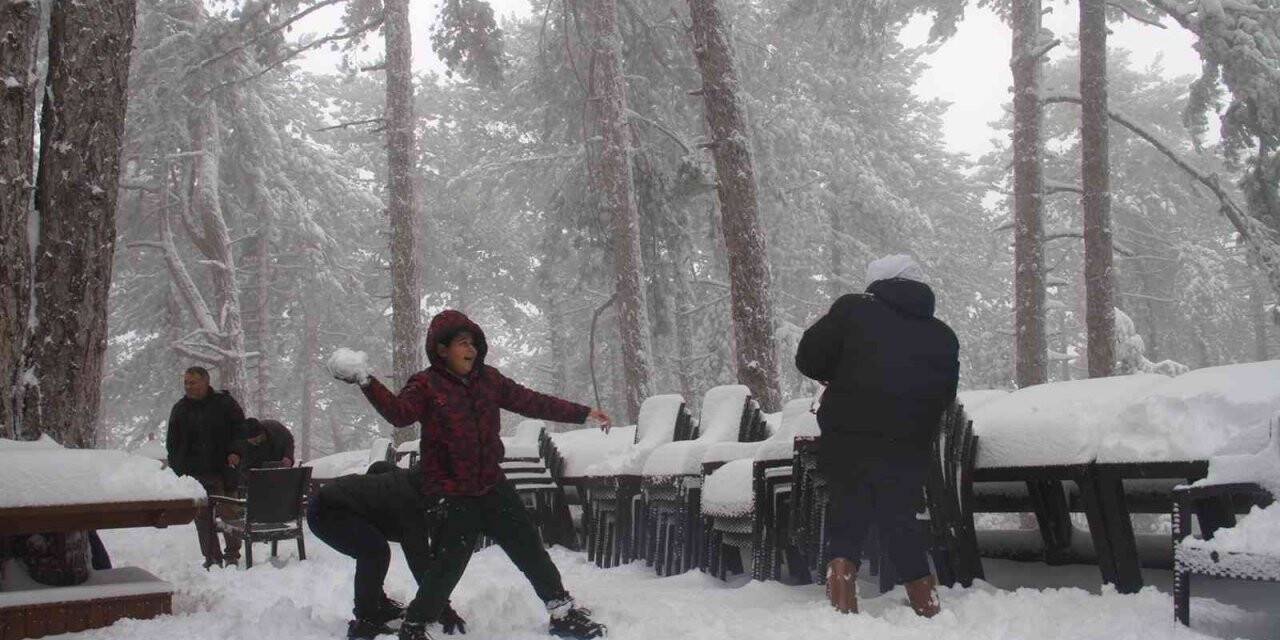 Belenova beyaza büründü, çocuklar doyasıya eğlendi