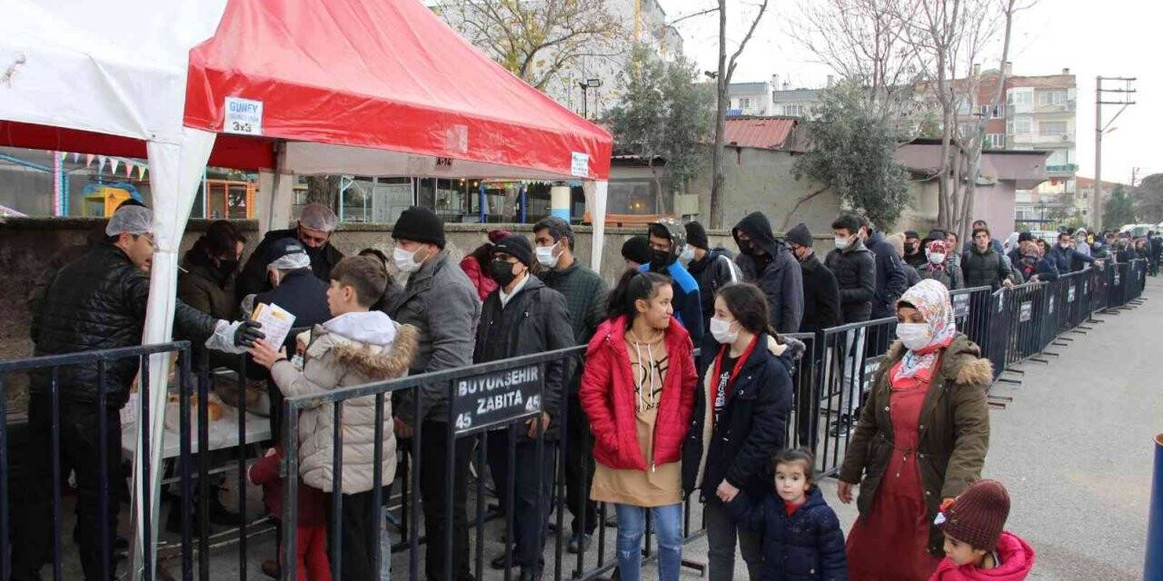 Manisa’da Trabzonsporlu taraftarlardan bir ton hamsi ikramı