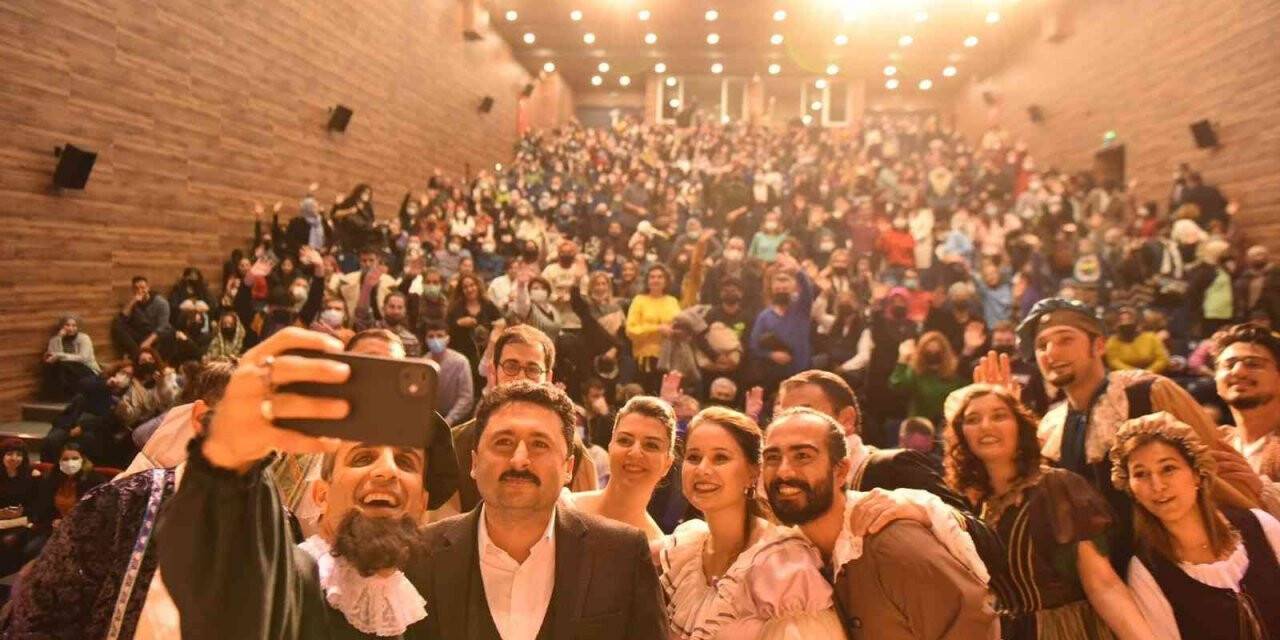 Altıeylül’de tiyatrolar kapalı gişe oynuyor