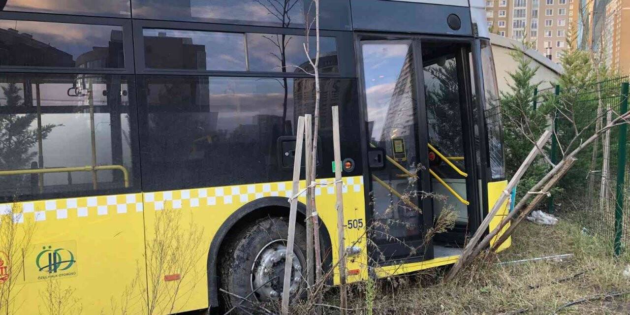Freni patlayan İETT otobüsü, park halindeki araca çarparak durabildi