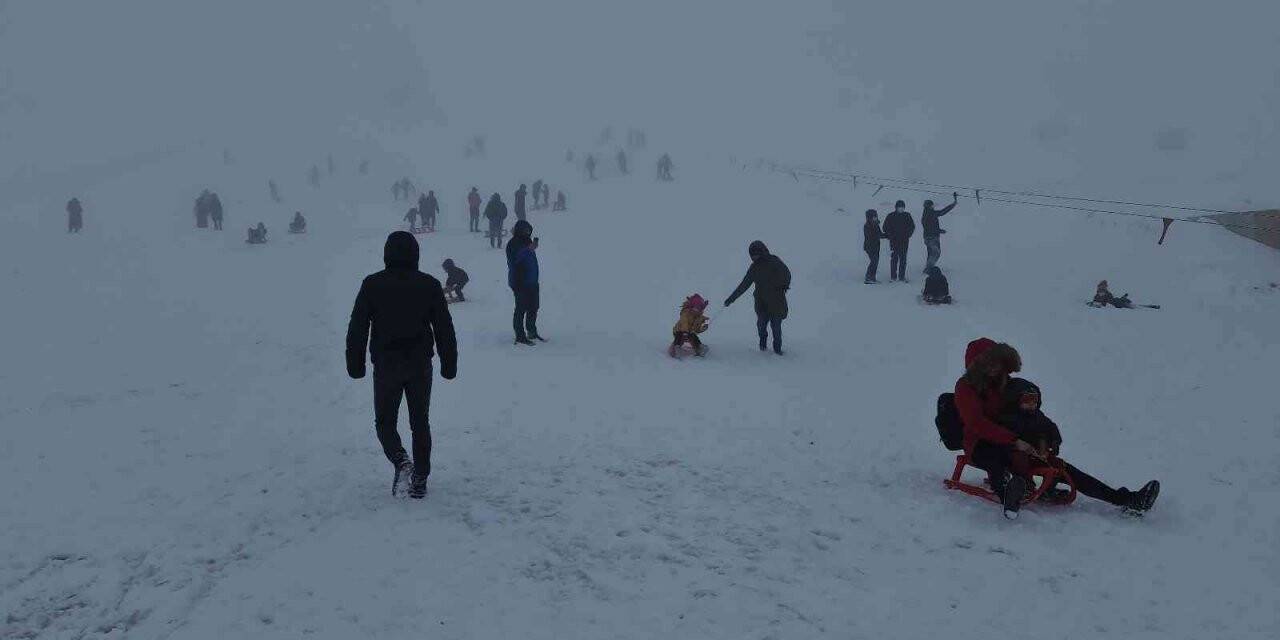 Karabük’te kar yağışını gören 2 bin rakımlı Keltepe Kayak Merkezi’ne koştu