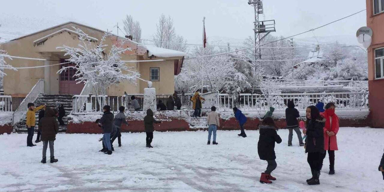 Karlıova’da okullara kar tatili