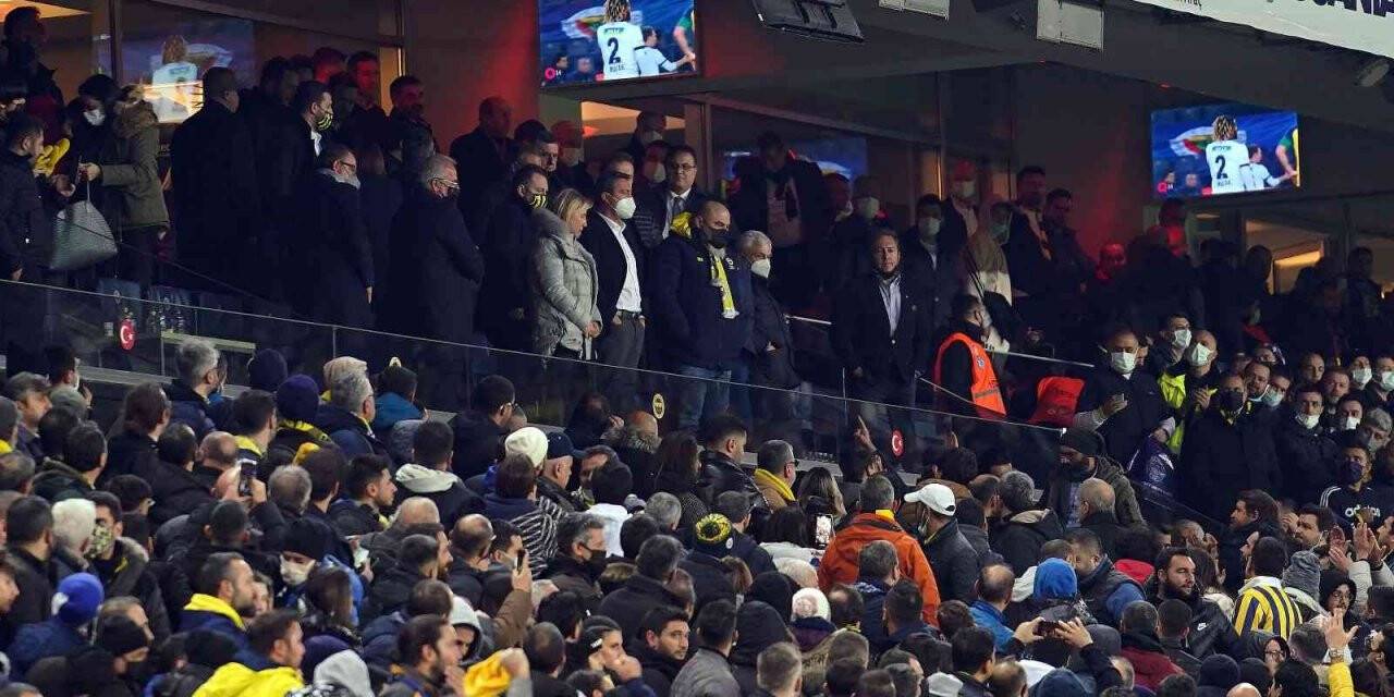 Fenerbahçe taraftarlardan istifa çağrısı
