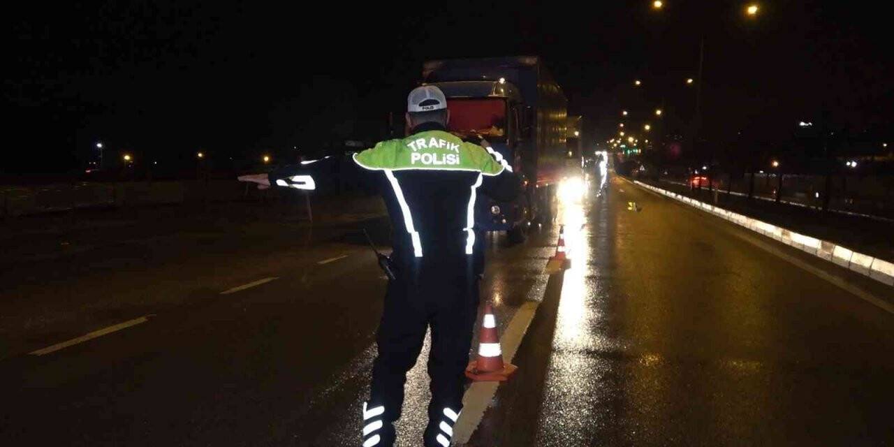 Kırıkkale-Kayseri karayolunda sis ve kar engeli: Tırlar Konya yolundan gönderildi