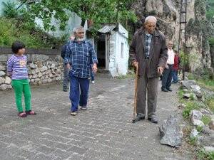 YAŞLI ADAMIN EVİNE KAYA DÜŞTÜ FOTOGALERİ