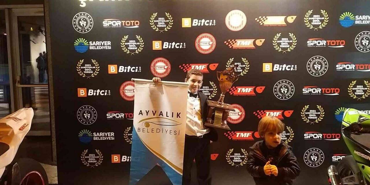 10 yaşındaki Ayvalıklı motosikletçi kupasına kavuştu