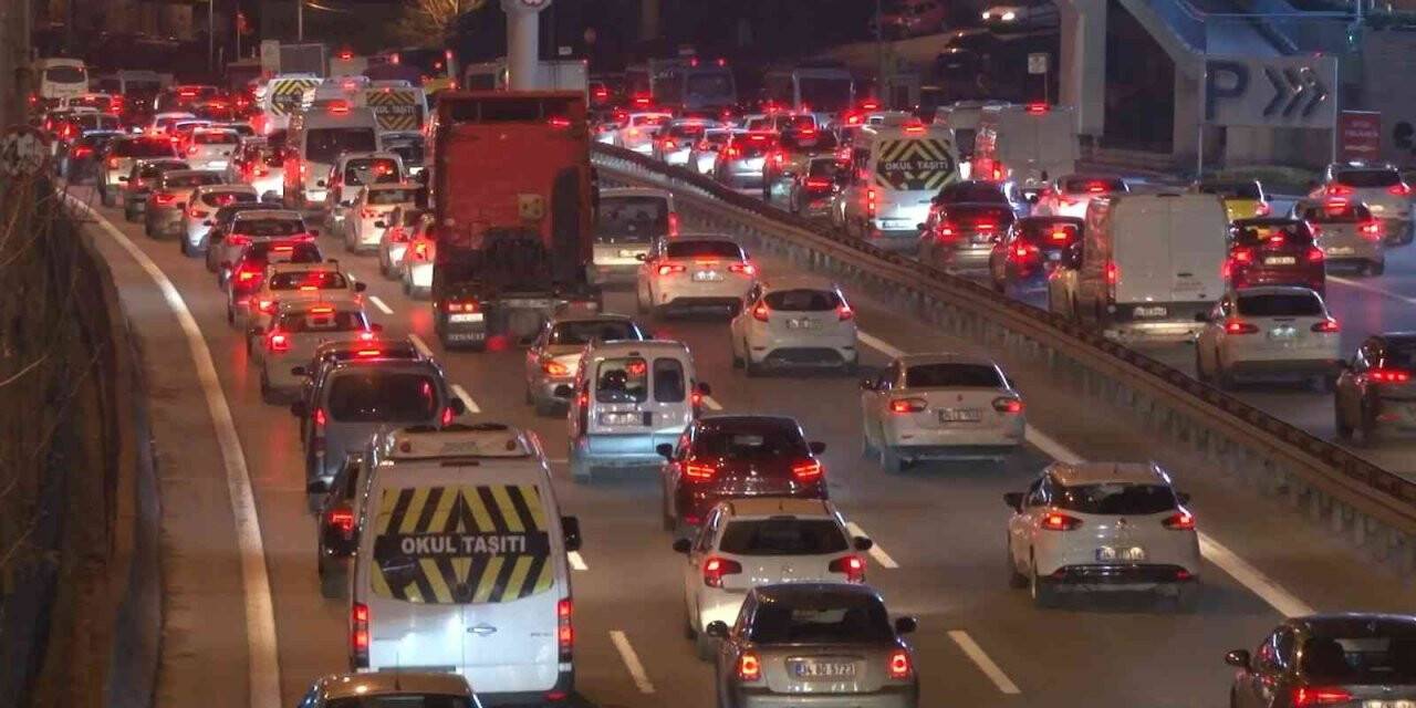 İstanbul’da ilk iş gününde trafik yüzde 60’ı gördü