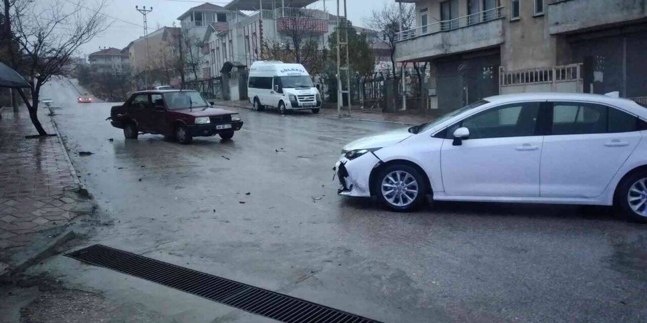 Otomobiller çarpıştı: 3 yaralı