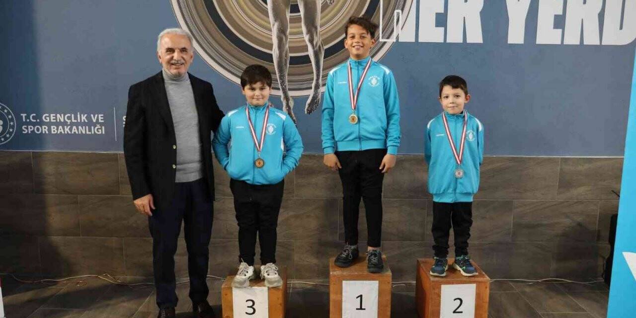 Ümraniye’de genç yüzücülerin şampiyonluk mücadelesi nefes kesti