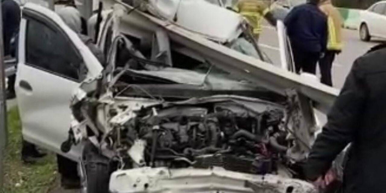 Bursa’da bariyerlere ok gibi saplanan otomobilden burnu bile kanamadan çıktı