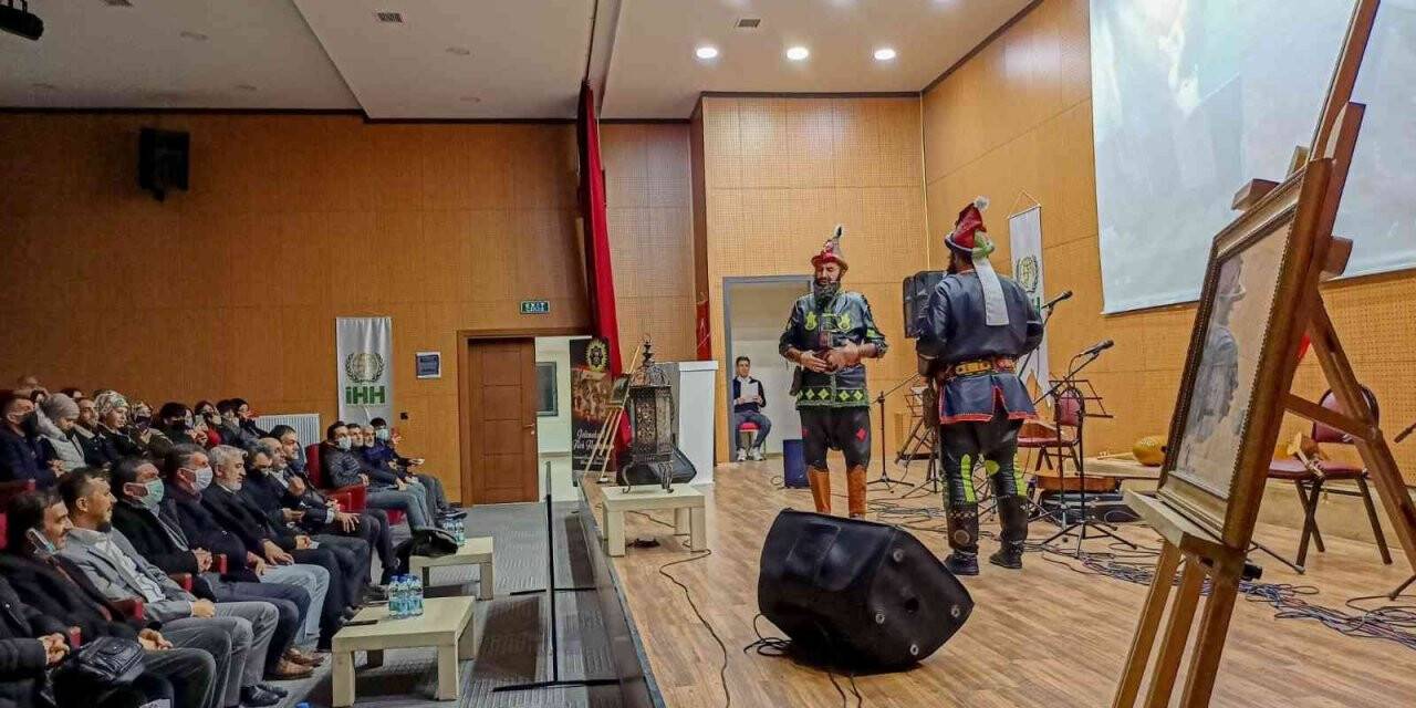 ‘Gençlik Buluşması’nda Hacivat-Karagöz gösterisi