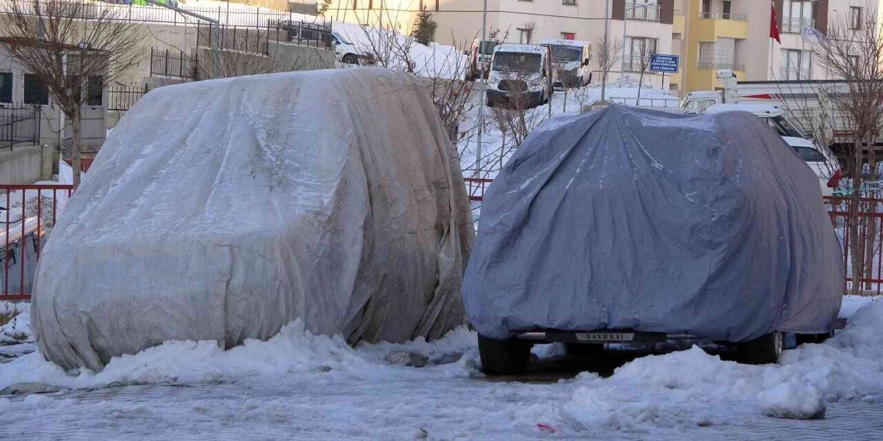 Yüksekova’da dondurucu soğuklar