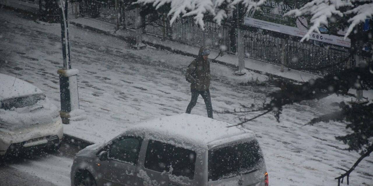 Tatvan’da yoğun kar yağışı