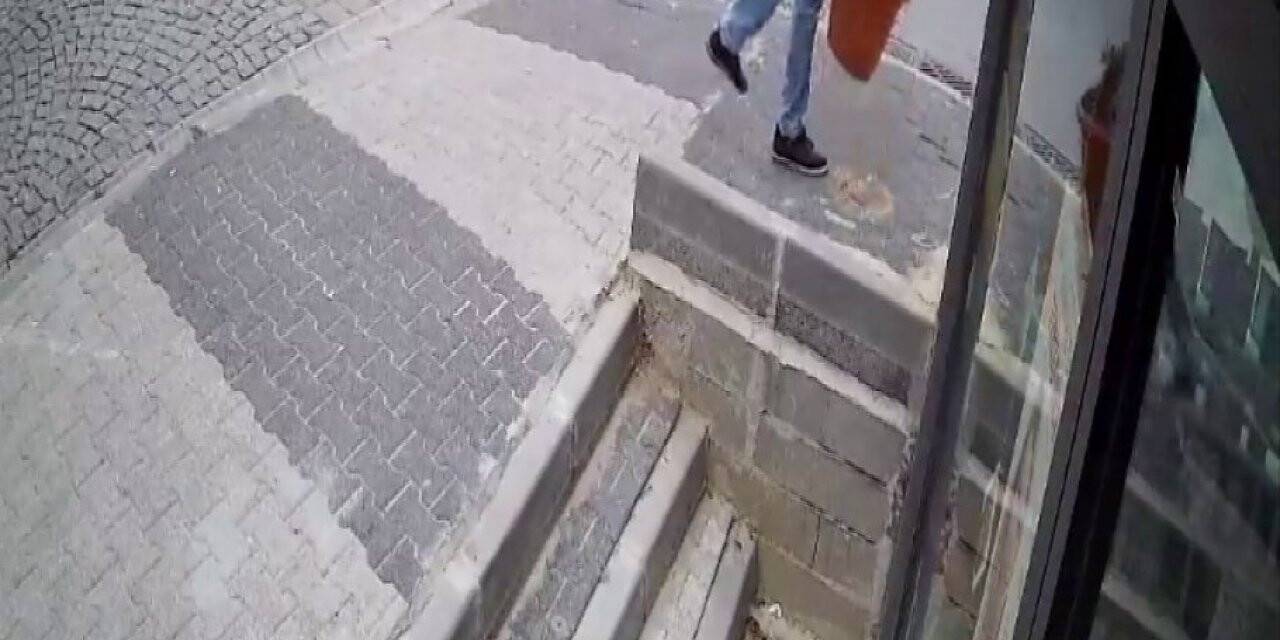 Maltepe’de esnafa hırsız şoku: Yoldan geçerken saksıyı çaldı