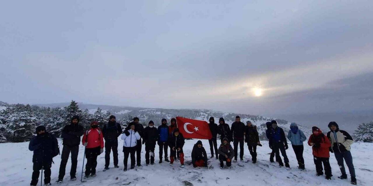 Doğa tutkunları karlı havada bin 450 metreye çıktı