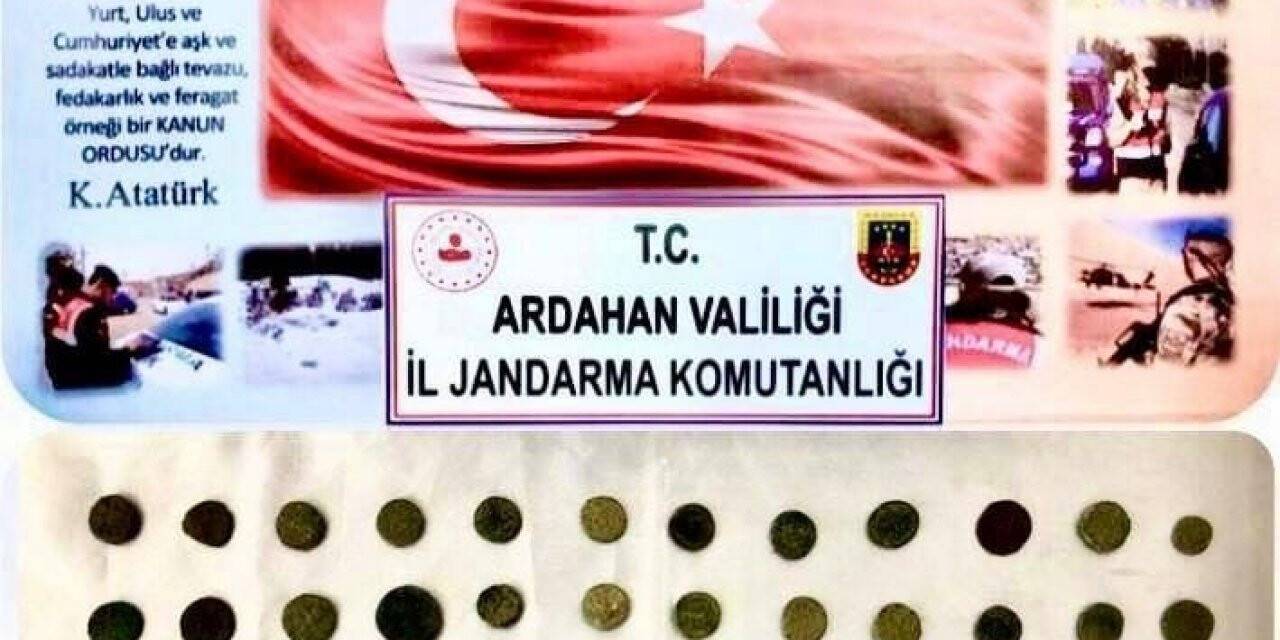 Ardahan’da tarihi eser operasyonu, onlarca sikke ele geçirildi