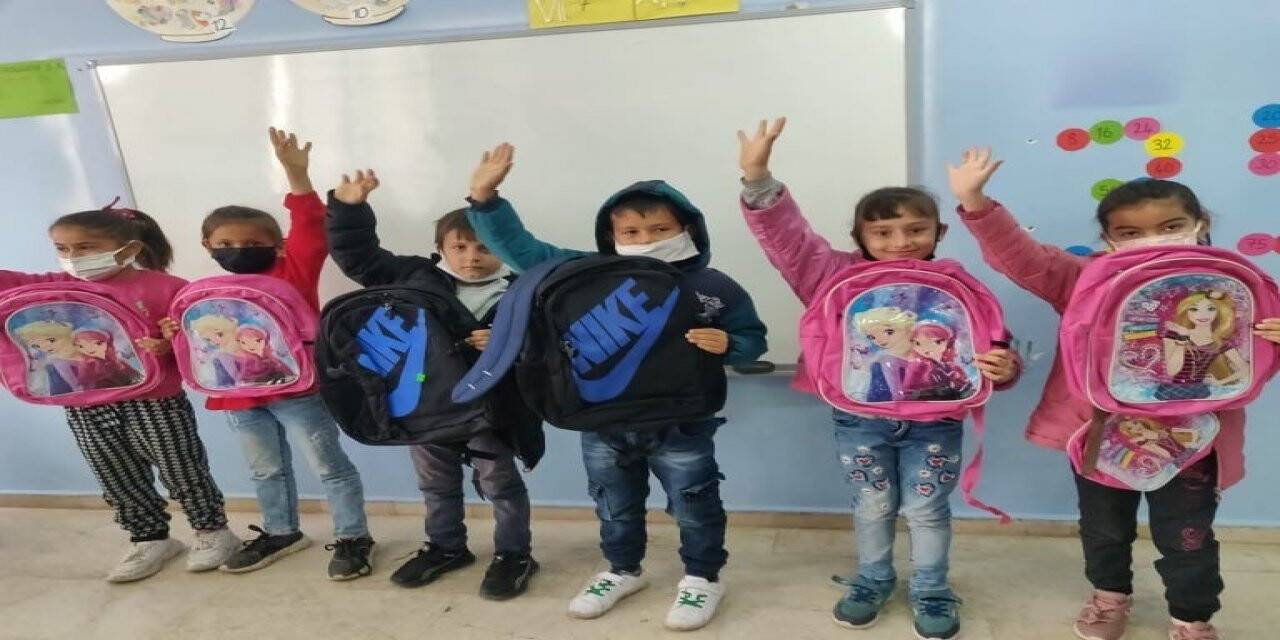 Vefakar öğretmen öğrencilerini yalnız bırakmıyor