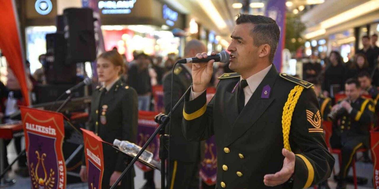 Askeri bandodan anlamlı konser