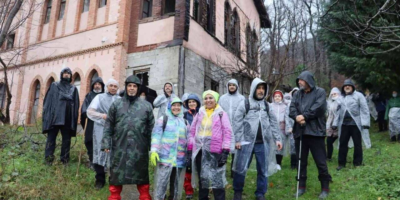 Hem tarihi mekanları keşfettiler hem yürüyüş yaptılar