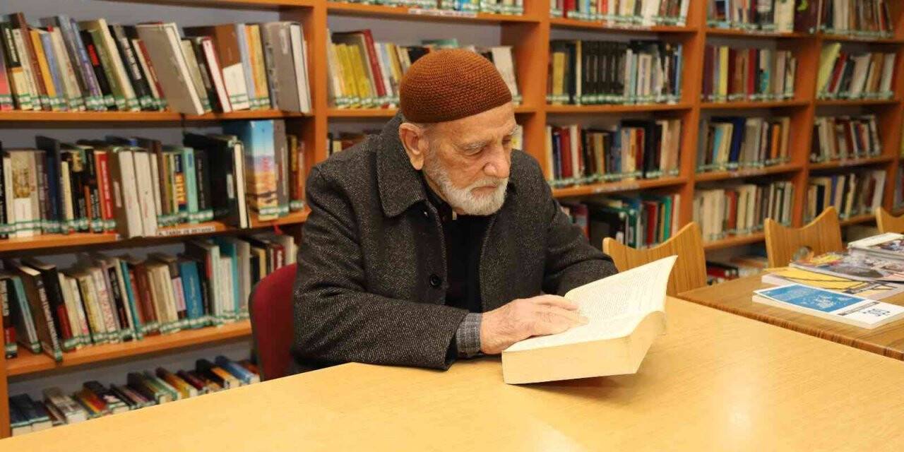 88’lik Şehmuz Dede kütüphaneden çıkmıyor