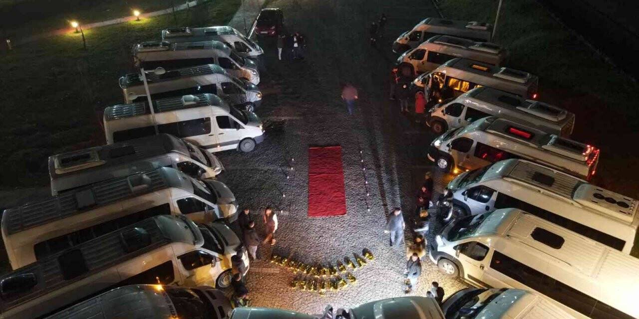 Görülmemiş evlenme teklifi: Servis araçlarıyla evlenme teklif etti