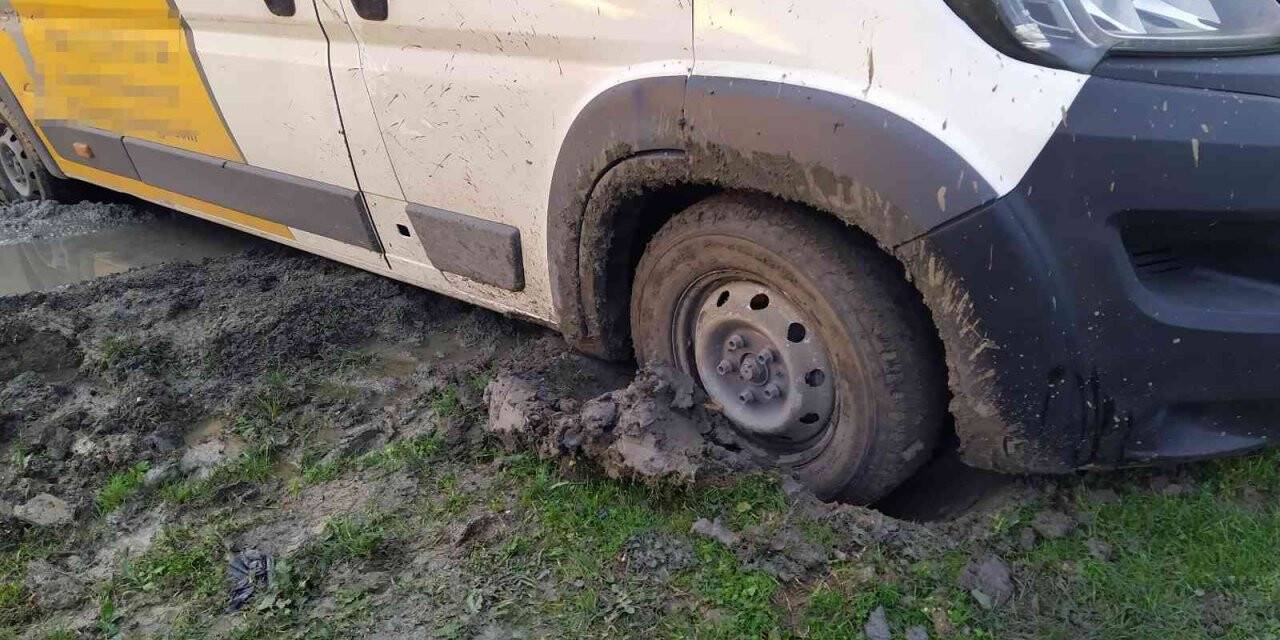 Navigasyon yanlış yönlendirdi, çamura saplandı