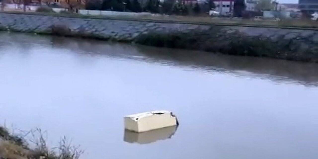 Dereye atılan buzdolabı görenleri şaşkına çevirdi: