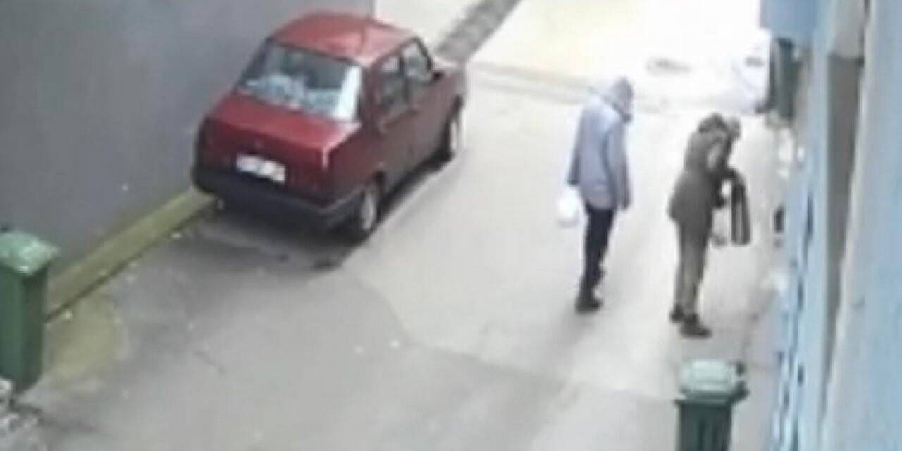Bursa’da bin lira değerinde termos hırsızlığı kamerada
