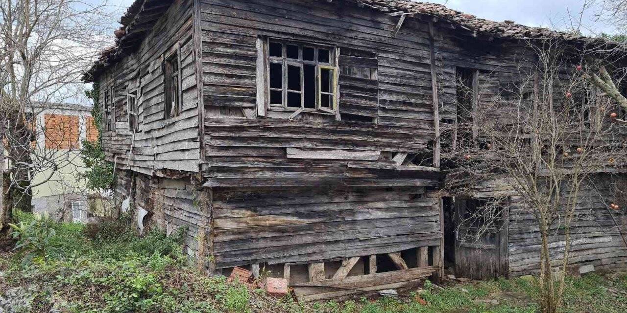 Alaplı’da tehlikeli ahşap evler için yıkım kararı çıktı