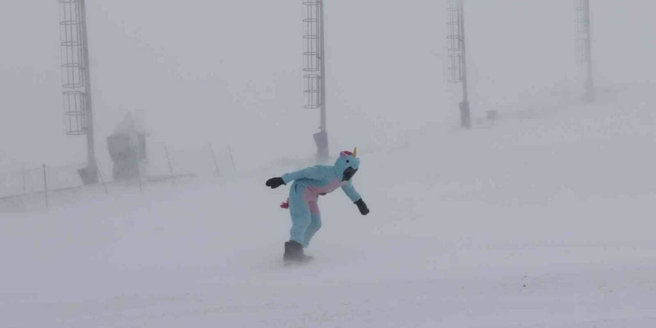 Şiddetli kar fırtınası, Palandöken’de kayak yapanlara zor anlar yaşattı