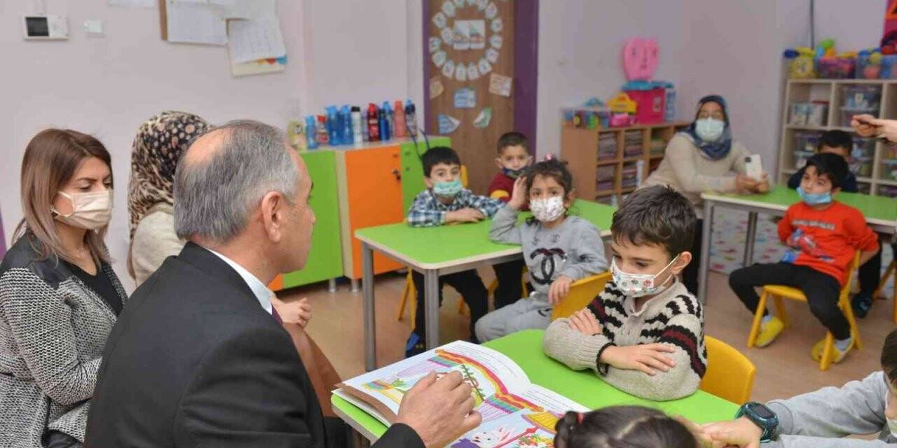 Milli Eğitim Müdürü Gürtürk, öğrencilere masal okudu