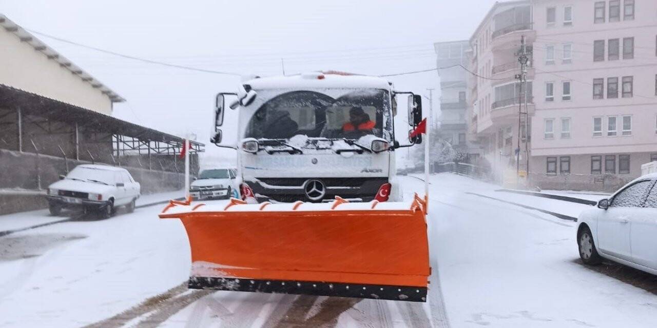 Pursaklar Belediyesinden ilk kar yağışına anında müdahale