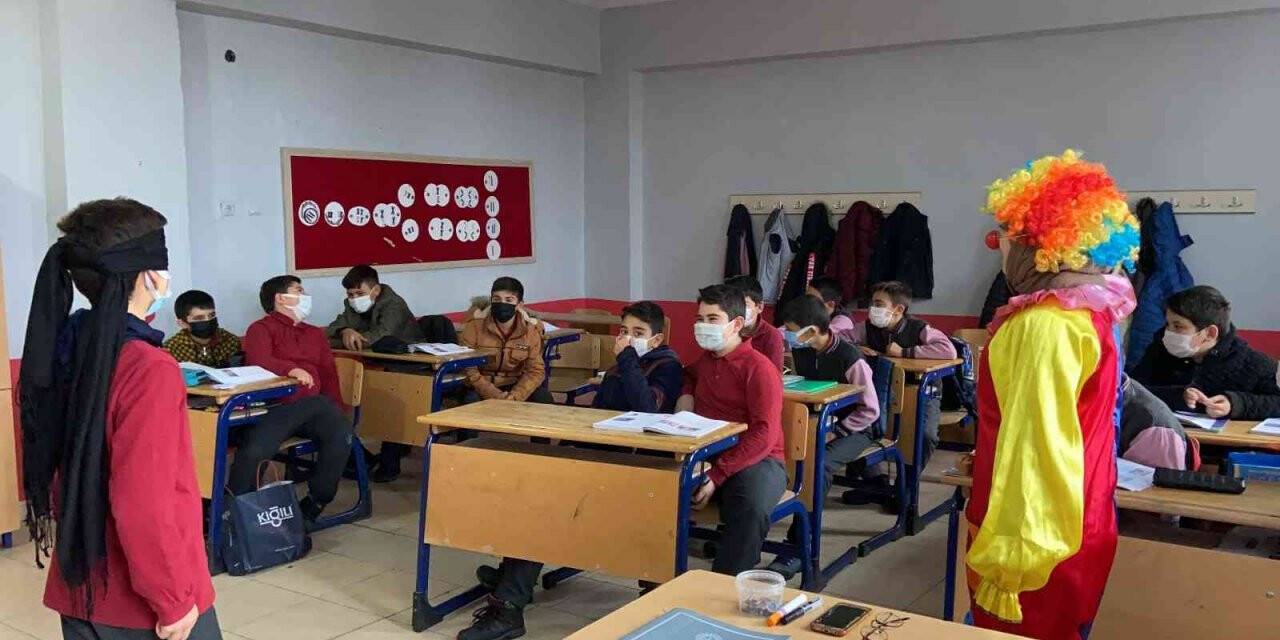 Öğrencilere okulu sevdirmek isteyen öğretmen palyaço kıyafetiyle derse girdi