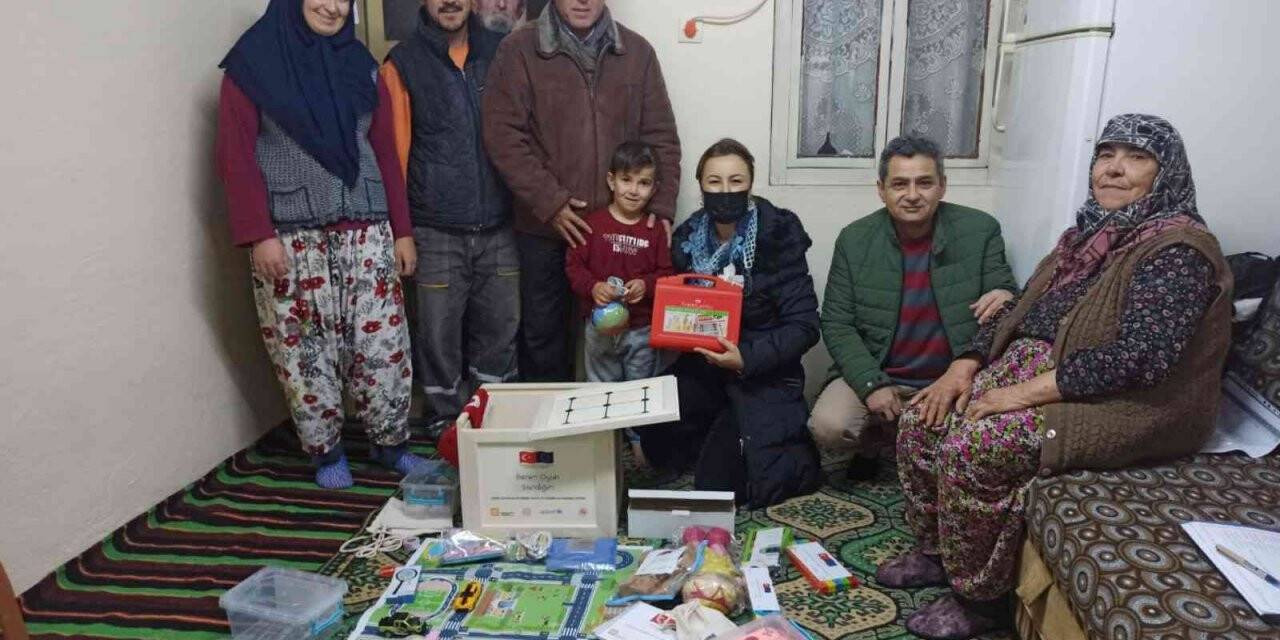 Çocuklar oyun sandıklarına kavuştu