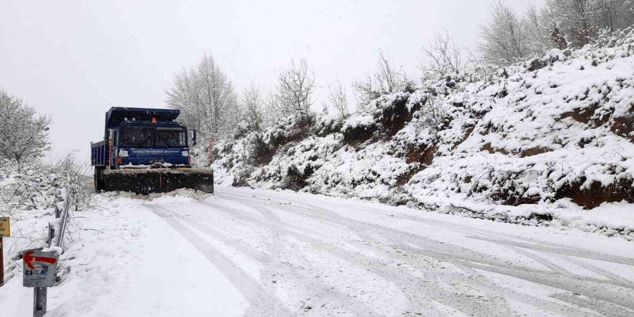 Karla mücadele ekipleri çalışmalarını sürdürüyor