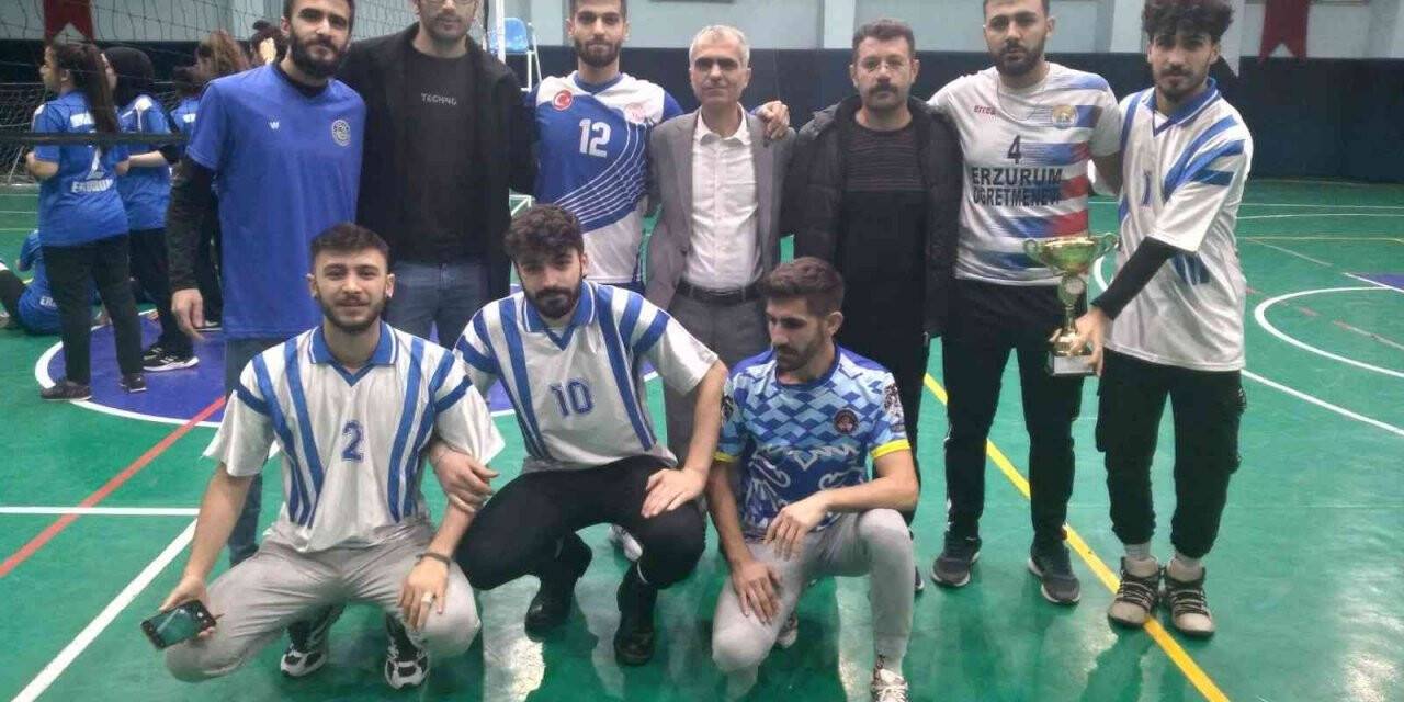 Voleybol turnuvasında renkli görüntüler ortaya çıktı