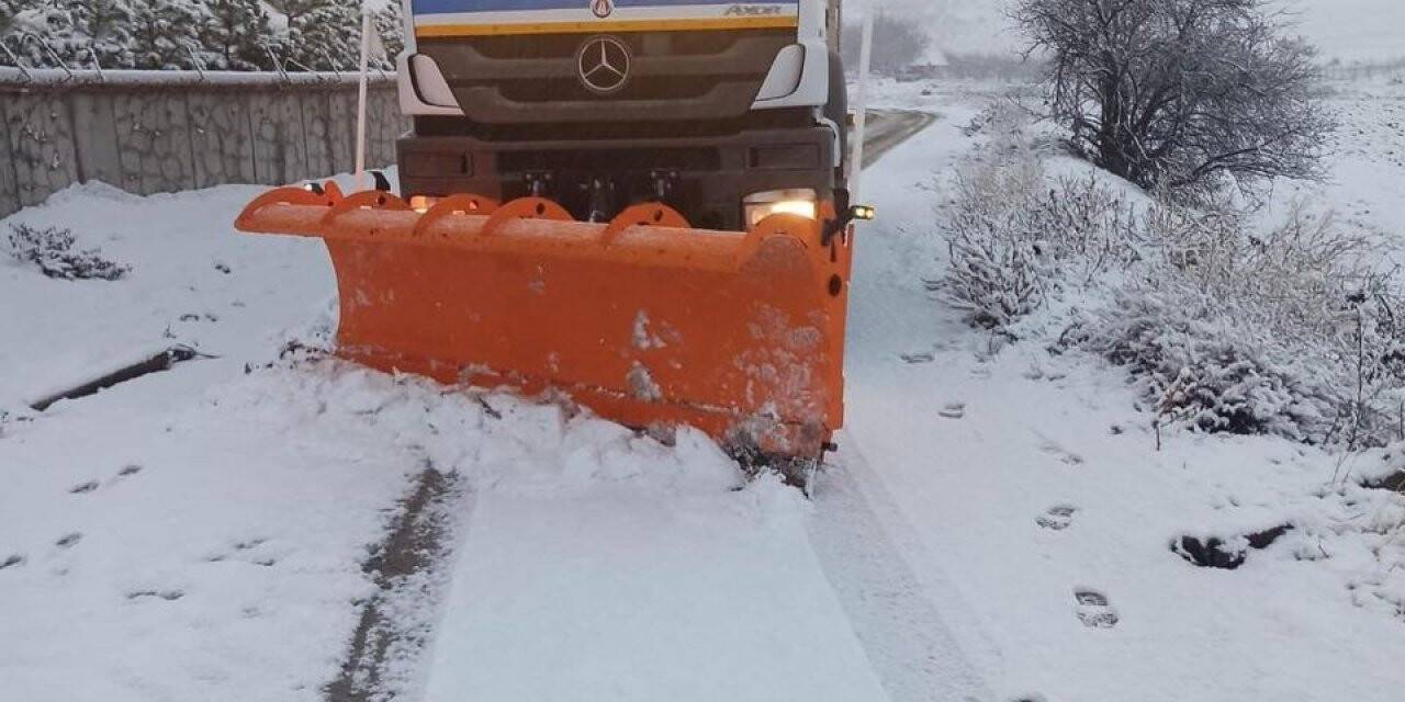Sincan Belediye ekipleri karla mücadele için sahadaydı