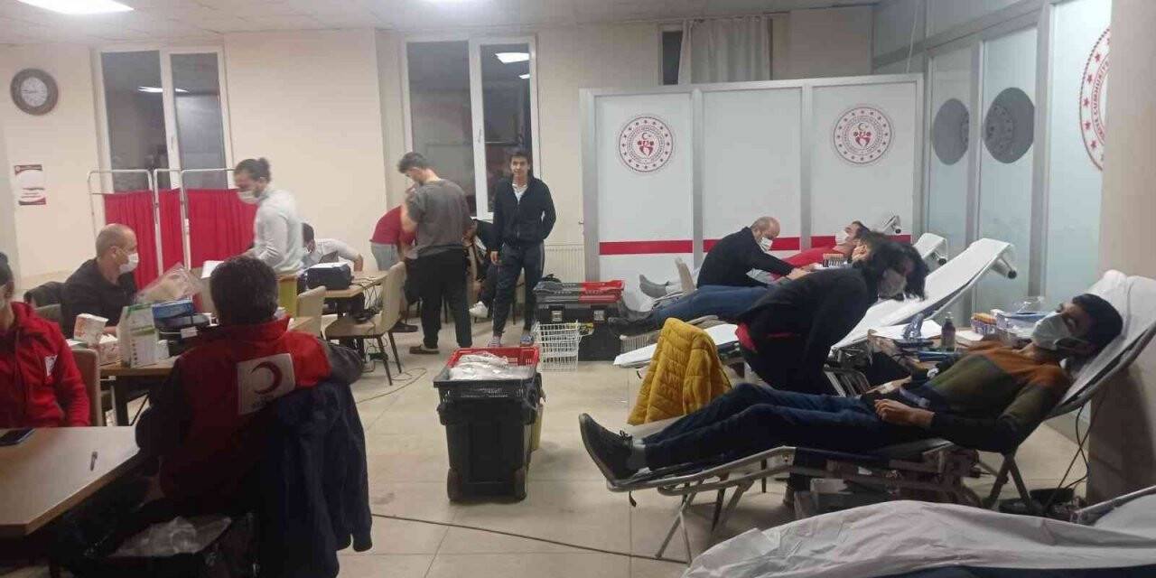 Öğrenciler kan bağışında bulundu