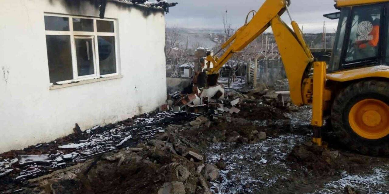 Pursaklar Belediyesi ilçeyi metruk yapılardan temizliyor