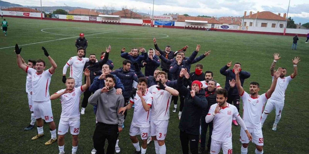 Ayvalıkgücü Belediyespor’a liderlik çok yakıştı