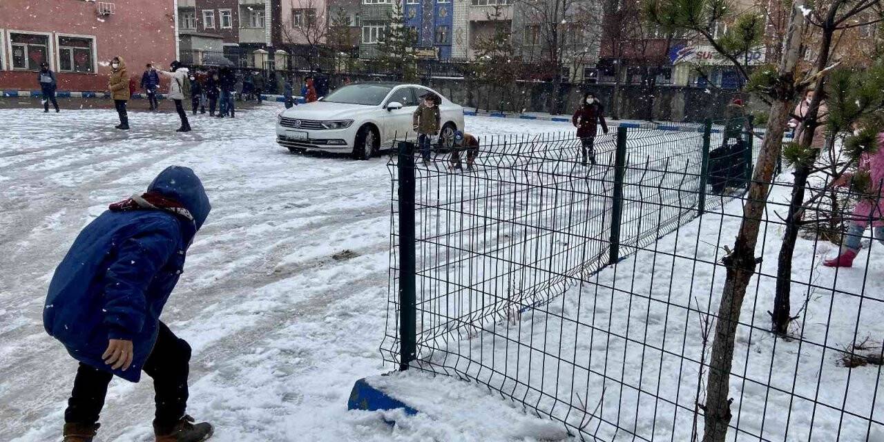 Ağrı beyaza büründü, karın tadını çocuklar çıkardı
