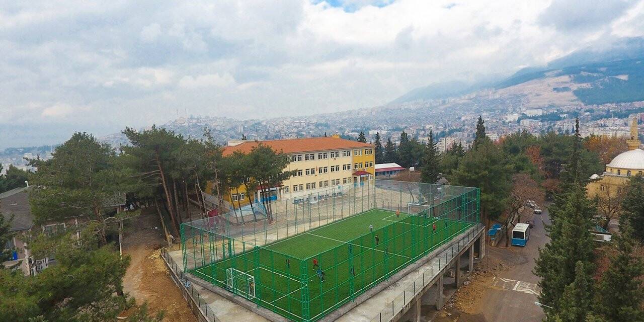 Altı pazar yeri üstü halı saha