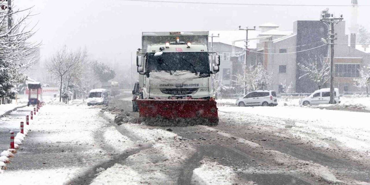 Isparta’da karla mücadelede 24 saat mesai