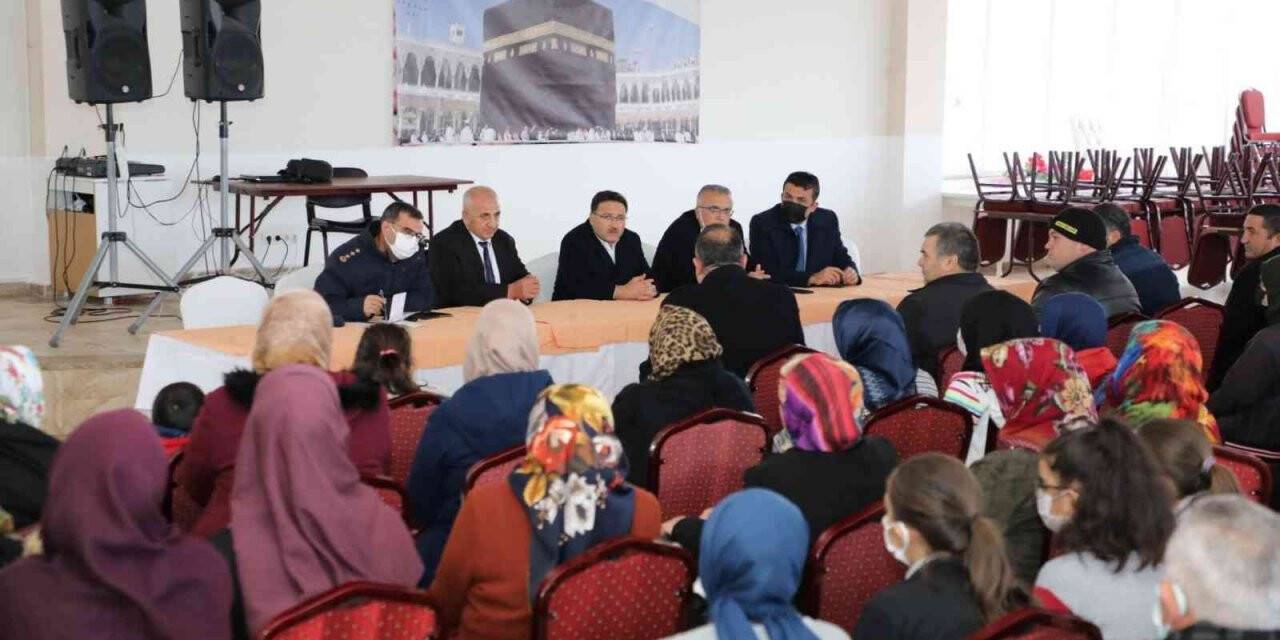 Vali Çiçek, Sülümenli beldesinde vatandaşları dinledi