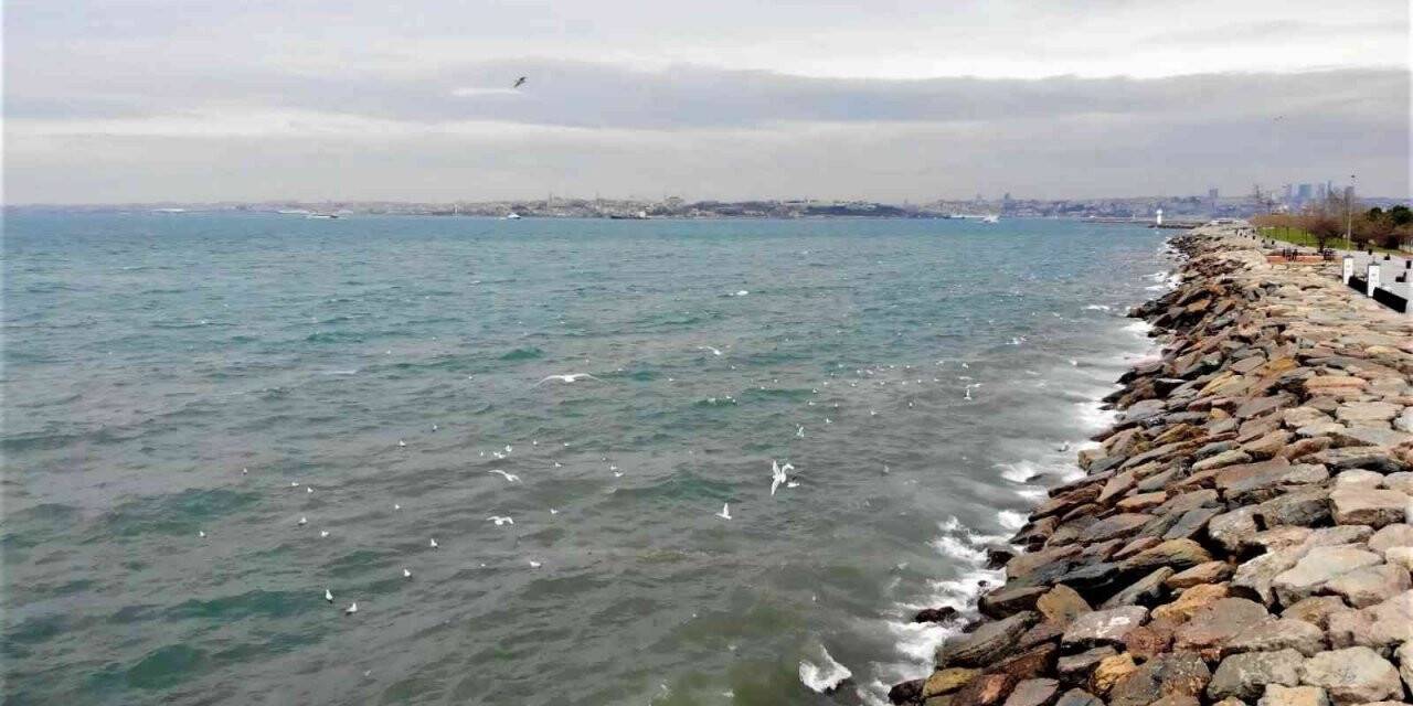 Kadıköy’de İSKİ’nin arıtma tesisinden bırakılan su denizin rengini değiştirdi