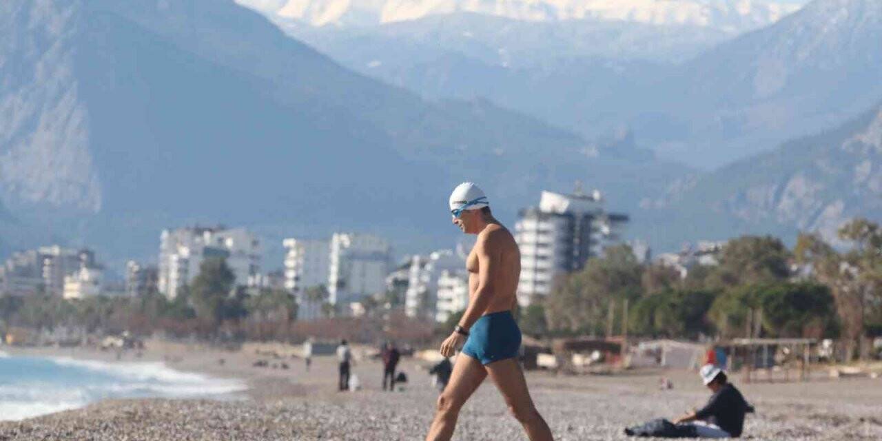 30 dakikada iki mevsim yaşayan Antalyalılar karlı dağlara karşı kulaç attı