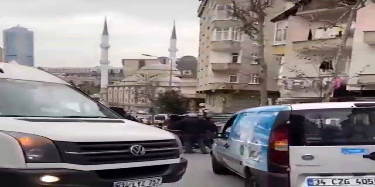 İki sürücünün yol verme kavgasını vatandaşlar güçlükle ayırdı