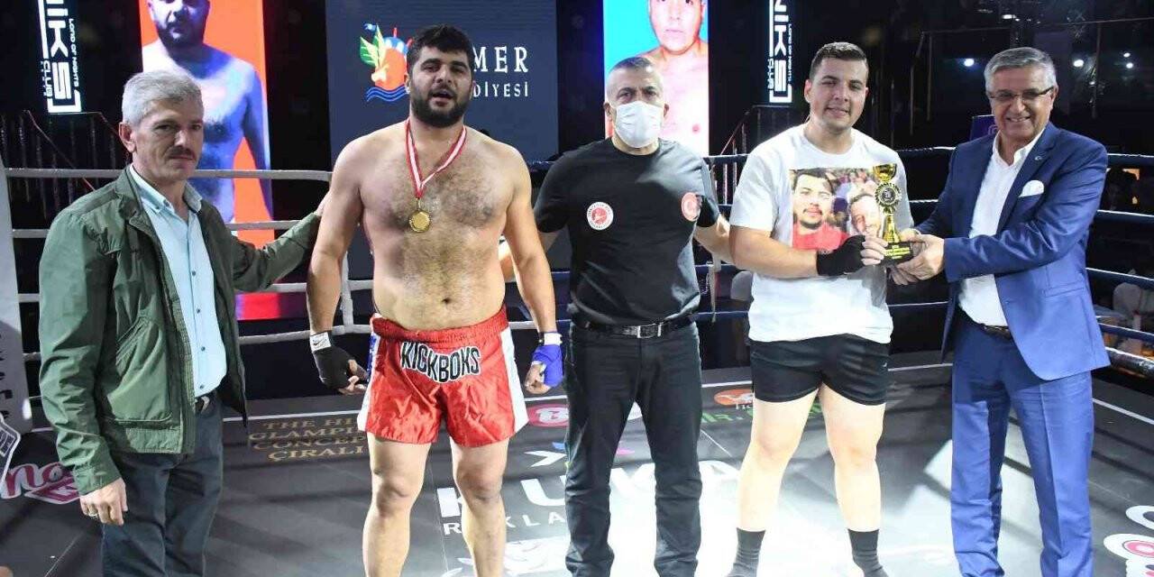 4 farklı ülkeden 6 sporcu Kemer’de ringe çıktı